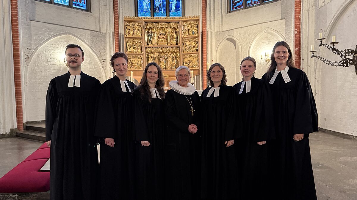 Jannik Miro Platte, Anna Elisabeth Albers, Alice Caroline Rothgordt, Linda Bornemann, Katharina Zoe Vetter und Marleen Oldenburg (v.l.n.r.) wurden von Kirsten Fehrs, Bischöfin im Sprengel Hamburg und Lübeck, für ihren Dienst in der Nordkirche eingesegnet.