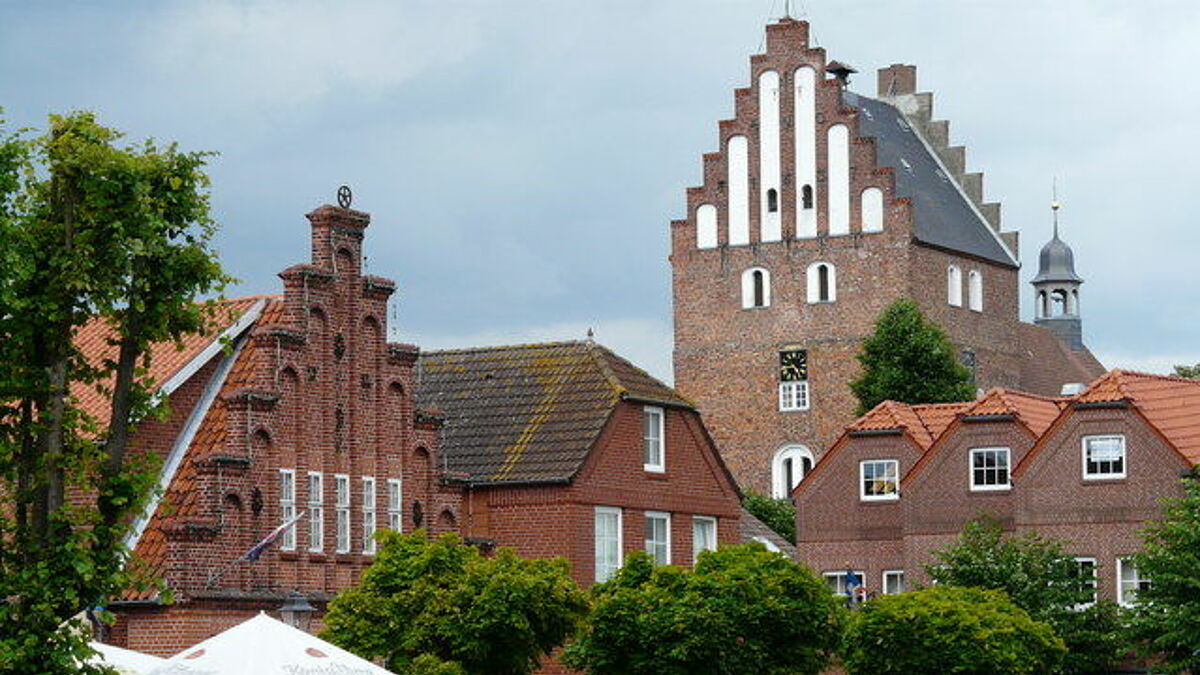 Stadtkirche Heiligenhafen mit Marktplatz