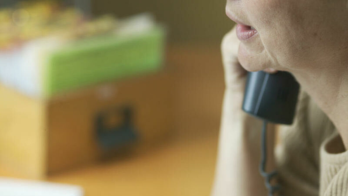 Eine Frau berät am Telefon.