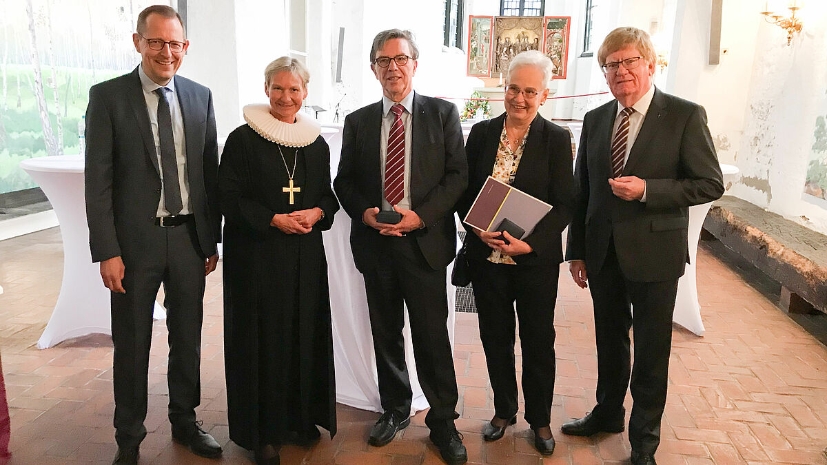 Pastor Michael Stahl (Laudator für Uwe Michelsen, v.l.), Bischöfin Kirsten Fehrs, Uwe Michelsen, Pirkko Andresen und Propst Matthias Bohl (Laudator für Pirkko Andresen)

