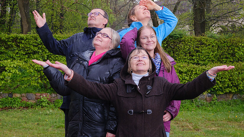 Regen zum Pressefoto, hoffen auf Sonnenschein zum Gottesdienst. Es freuen sich Kurt Feldmann-Jäger (ADFC), Beate Jentzen (Anschar), Anika Schramm (Anschar), Pastorin Maike Windhorn Stolte und Pastorin Martina Ulrich (v. l. und von hinten nach vorne).