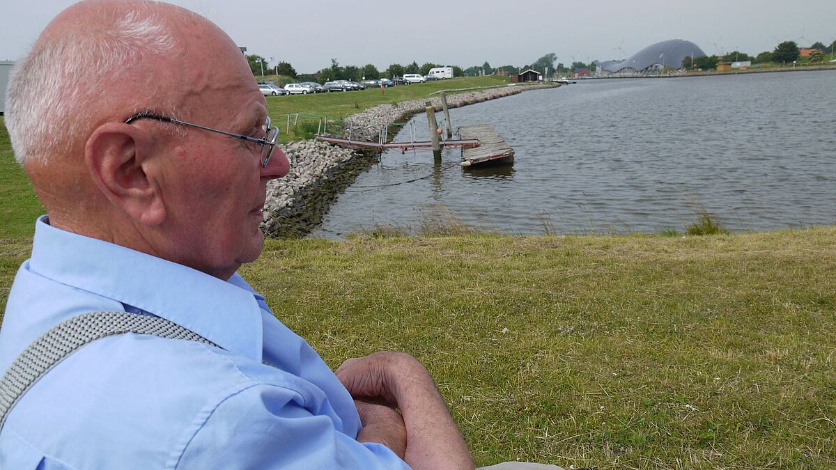 Gerne sitzt Polli Rohwedder an der Seeschleuse in Friedrichskoog uns blickt auf das Meer, nachdem er in der nebean liegenden Seehundstation nach dem Rechten gesehen hat. 