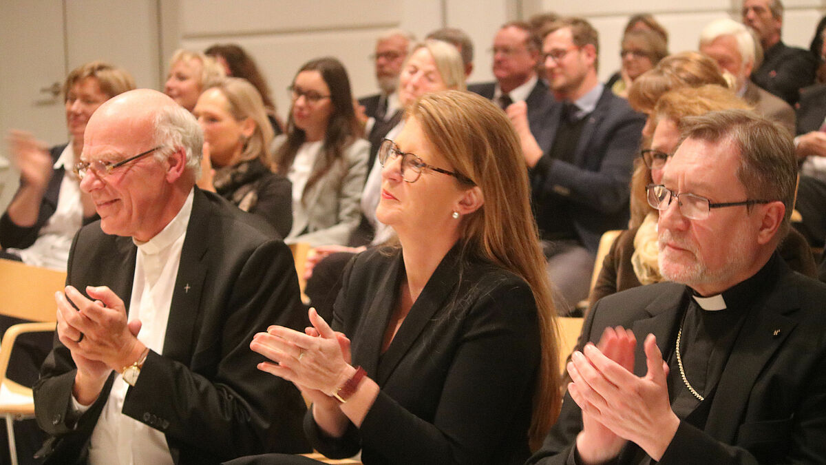 Landesbischof Gerhard Ulrich, Justizministerin Katy Hoffmeister und Weihbischof Matthias Heinrich (v.l.n.r.)