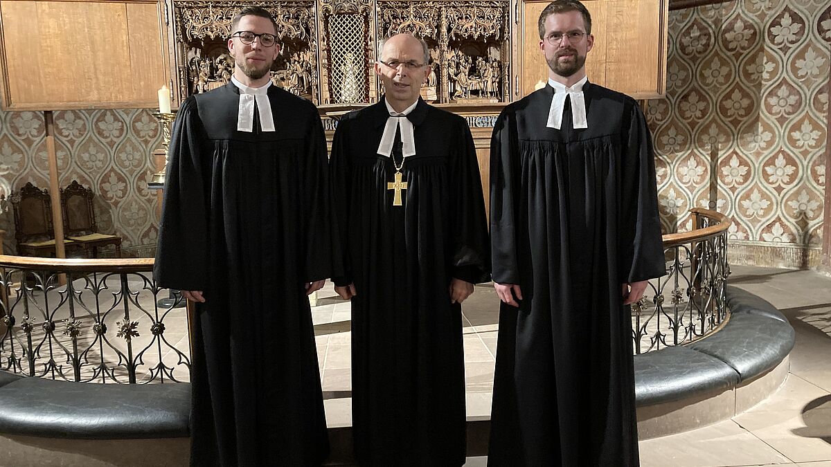 Die Ordinanden Christofer Klaas und Moritz Christoph Müller wurden von Bischof Gothart Magaard eingesegnet (v.l.n.r.).