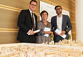 So sollen die Tore der Freiheit aussehen (v.l.): Wittenbergs Oberbürgermeister Torsten Zugehoer, Reformationsbotschafterin Margot Käßmann und Ulrich Schneider, Geschäftsführer des Vereins "Reformationsjubiläum 2017"