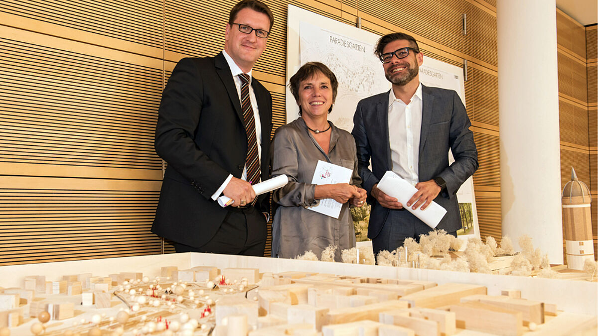 So sollen die Tore der Freiheit aussehen (v.l.): Wittenbergs Oberbürgermeister Torsten Zugehoer, Reformationsbotschafterin Margot Käßmann und Ulrich Schneider, Geschäftsführer des Vereins "Reformationsjubiläum 2017"