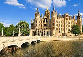 Im Schweriner Schloss befindet sich der Sitz des Landtags von Mecklenburg-Vorpommern und auch die Schlosskirche 