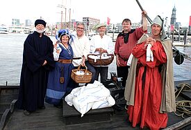 Die Crew des Lüneburger Salzewers hat das "weiße Gold" nach Hamburg gebracht.