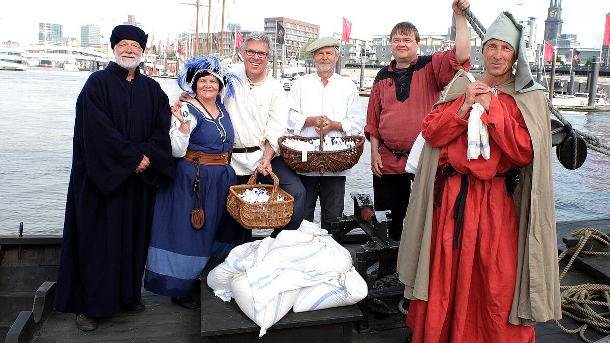 Die Crew des Lüneburger Salzewers hat das "weiße Gold" nach Hamburg gebracht.
