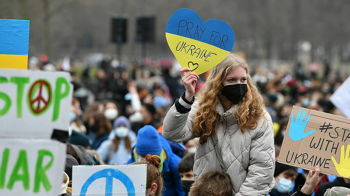 In vielen Städten weltweit gehen die Menschen für den Frieden in der Ukraine auf die Straße. Das Bild zeigt die Fridays for future Demonstration in Berlin vom 3. März 2022.