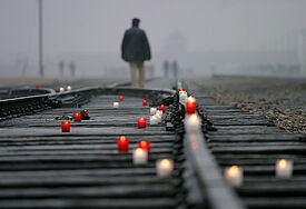 Kerzen für die Opfer im Holocaust-Museum des ehemaligen Konzentrationslagers Auschwitz in Polen. Am 27. Januar 1945 hatten sowjetische Soldaten das Konzentrationslager Auschwitz-Birkenau befreit. 