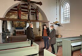 In der Kirche Osterhever auf Eiderstedt werden Sitzbankheizungen verwendet, um Heizkosten zu senken.