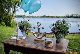 Süseler See mit Anker und Luftballons 