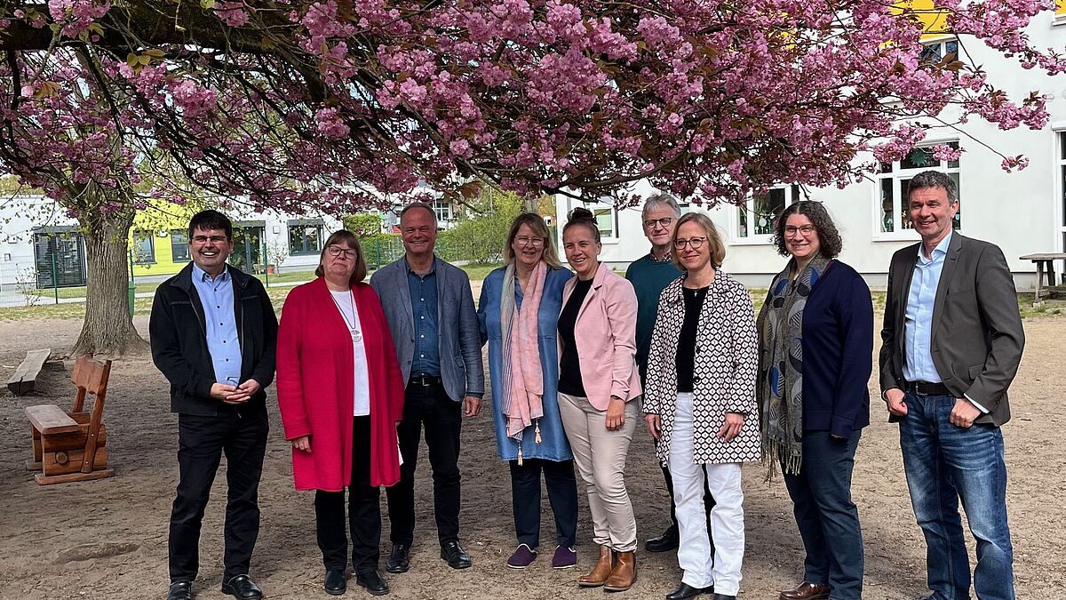 Bischöfin Nora Steen und Bischof Tilman Jeremias mit Schulleitung, Lehrkräften und Vertretern der Schulstiftung auf dem Schulhof der Evangelischen Dr. Eckart Schwerin Schule in Hagenow. © Weike Volkland 