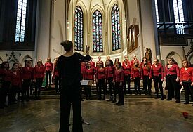 Musik-Marathon zur "Nacht der Chöre" in St. Petri Chor mit Dirigentin im Vordergrund in St. Petri