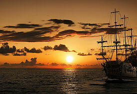 Segelboot im Sonnenuntergang 