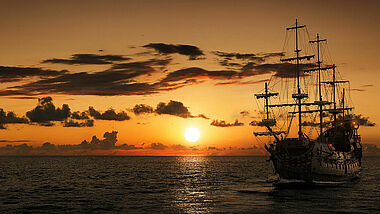 Segelboot im Sonnenuntergang 