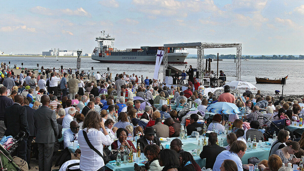 Bei strahlendem Sonnenschein wurde Pfingsten 2011 am "Falkensteiner Ufer" bei Blankenese das bislang größte Tauffeste der evangelischen Kirche gefeiert.