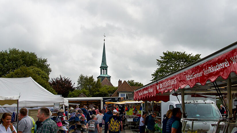 Blick auf den Wochenmarkt in St. Peter-Ording Blick auf den Wochenmarkt in St. Peter-Ording