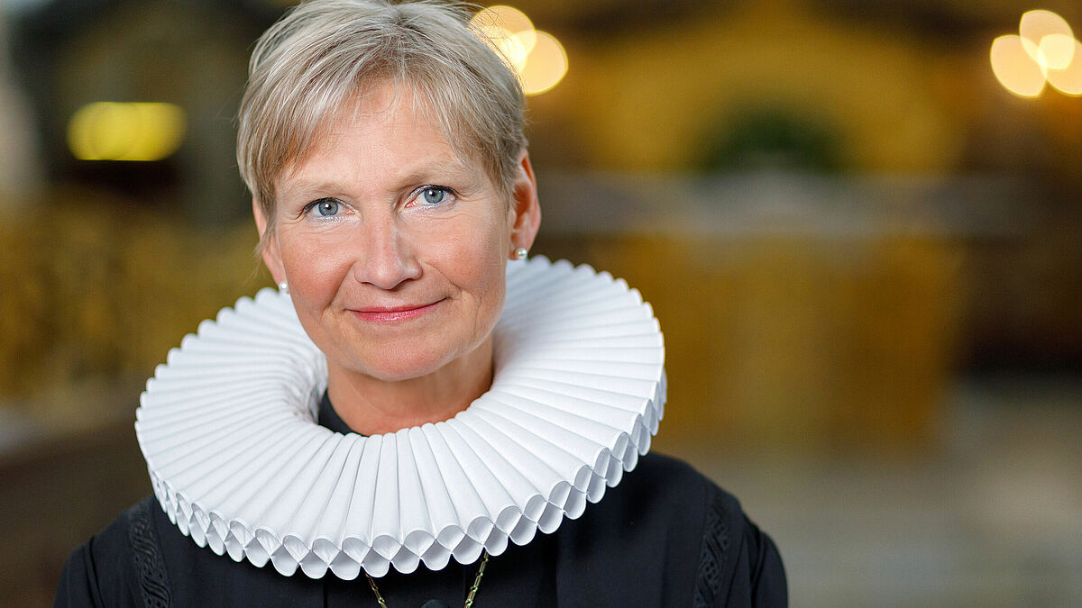 Bischöfin Kirsten Fehrs wird die Absolventinnen und Absolventen in das Diakonenamt der Nordkirche eingesegnen.