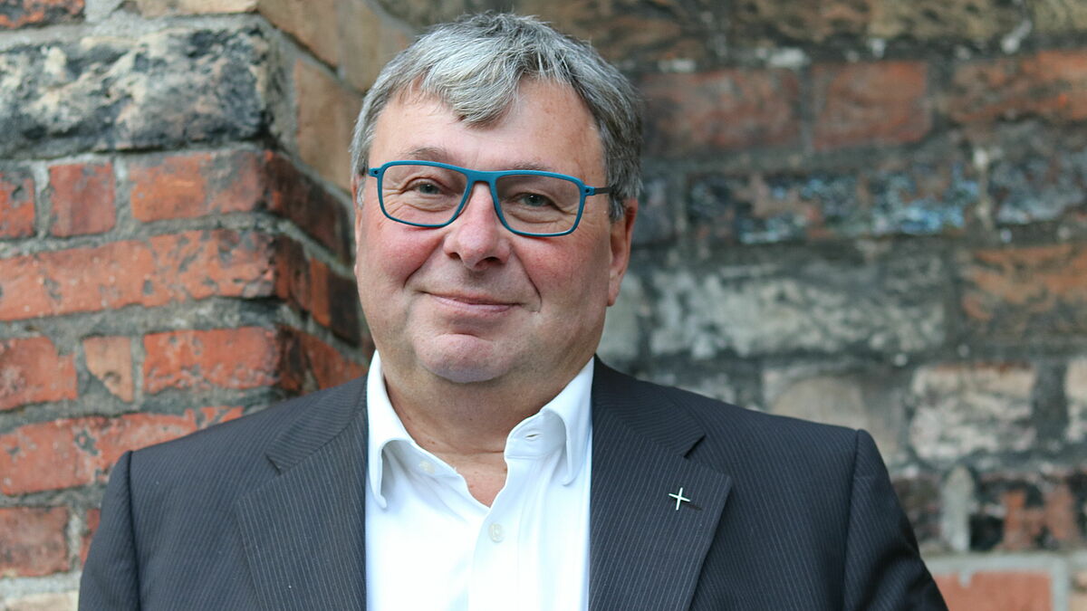 Ralf Wilhelm Büchner wird mit der Bugenhagenmedaille der Nordkirche geehrt. 