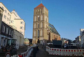 Noch eine Baustelle: Der Platz vor der Rostocker Nikolaikirche