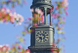 Der Turm der Hauptkirche St. Michaelis im Frühling