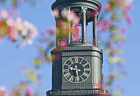 Der Turm der Hauptkirche St. Michaelis im Frühling