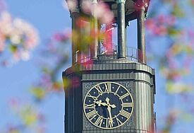 Der Turm der Hauptkirche St. Michaelis im Frühling