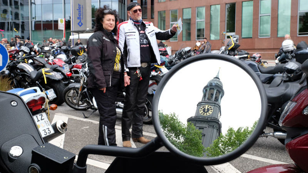 Etwa 27.000 Biker haben am Sonntag (14.06.15) den 32. Motorrad-Gottesdienst (MOGO) in Hamburg gefeiert (Foto: Der Michel-Turm im Rueckspiegel eines Motorrades). Im Hamburger Michel sprach erstmals der neue MOGO-Pastor Lars Lemke zur Biker-Gemeinde. Er war zuvor von Hamburgs Bischoefin Kirsten Fehrs feierlich in sein Amt eingefuehrt worden. Der Gottesdienst, der per Lautsprecher auf die Strasse uebertragen wurde, stand unter dem Motto "Trau Dich!". Anschliessend fuhren die Biker ueber die A7 nach Kaltenkirchen zum Abschlussfest. (Siehe epd-Meldung vom 14.06.15)