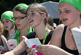 Gemeinsames Singen im Zentrum Jugend beim Kirchentag in Dresden - für Hamburg gibt es neue Lieder.