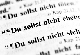 Auszüge der Zehn Gebote in der Bibel.