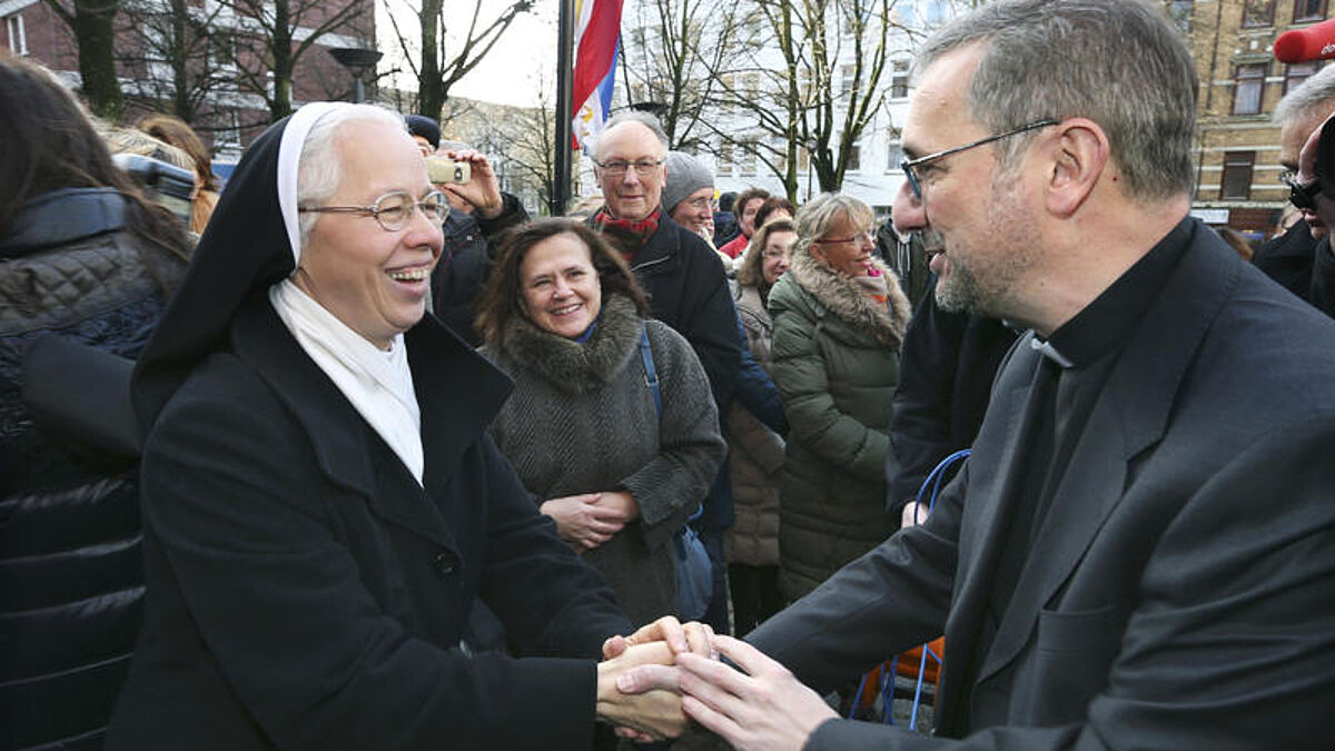 Ankunft in Hamburg: Etwa 200 Menschen empfangen den künftigen Hamburger Erzbischof Stefan Heße vor dem Mariendom