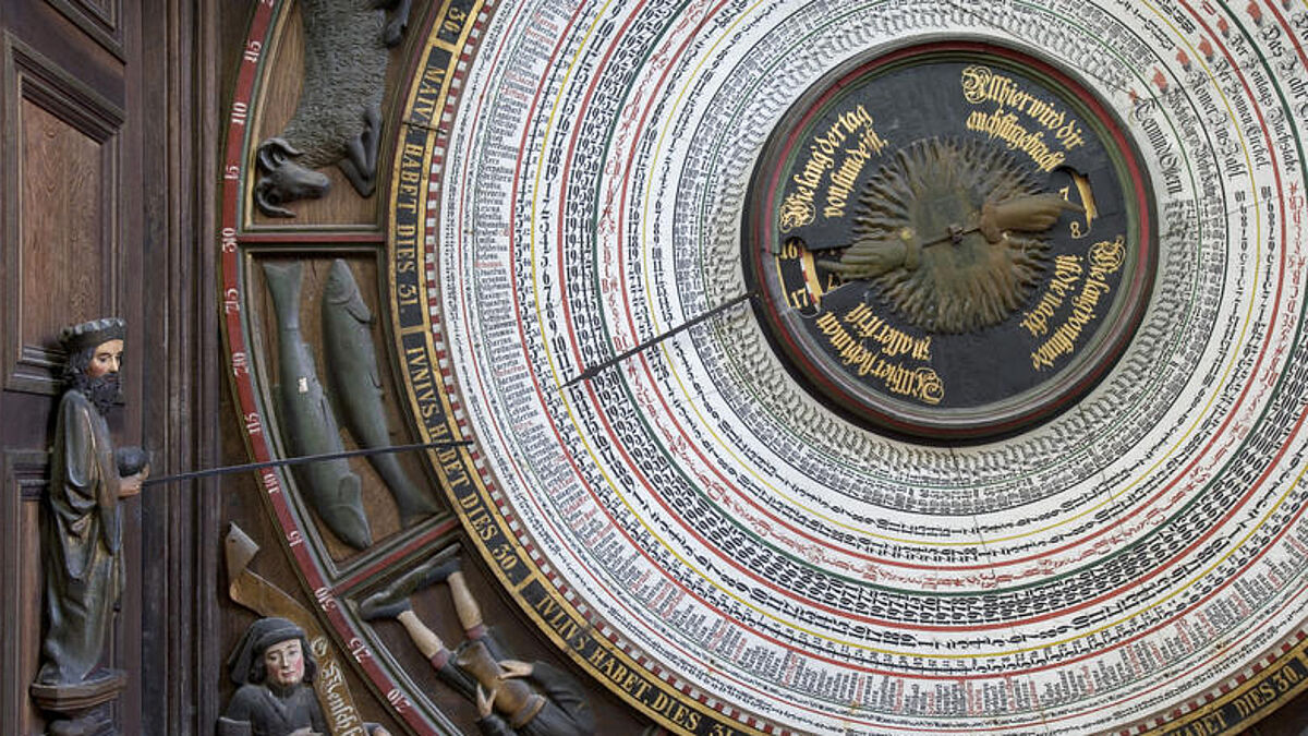 Die astronomische Uhr in der Rostocker Marienkirche wird genau überprüft