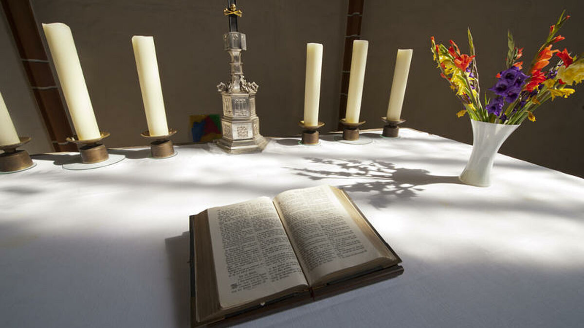 Küster sind in Kirchengemeinden für eine vielzahl von Aufgaben zuständig - zum Beispiel den Altar für den Gottesdienst vorzubereiten, Kerzen anzuzünden und die Kirche zu öffnen (Symbolbild)
