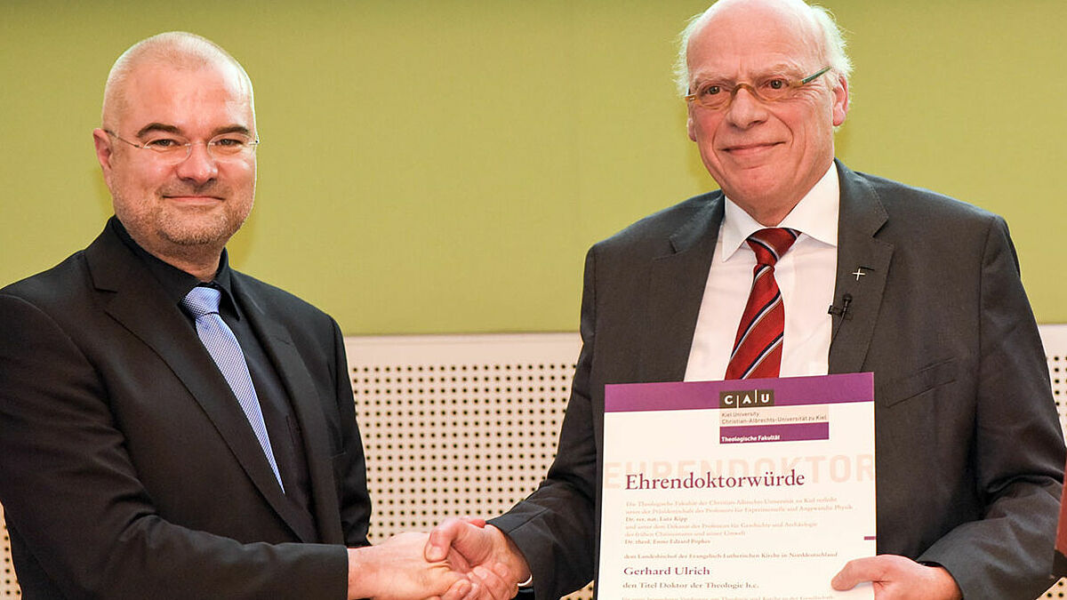 Landesbischof Gerhard Ulrich (r.) erhält die Ehrendoktorwürde der Theologischen Fakultät Kiel durch Dekan Prof. Dr. Enno Edzard Popkes