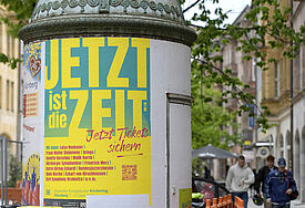 An einer Litfasssäule in der Fussgängerzone in Nürnberg (Nürnberg) ist ein Werbeplakat mit der Losung 'Jetzt ist die Zeit' für den kommenden Evangelischen Kirchentag zu sehen.