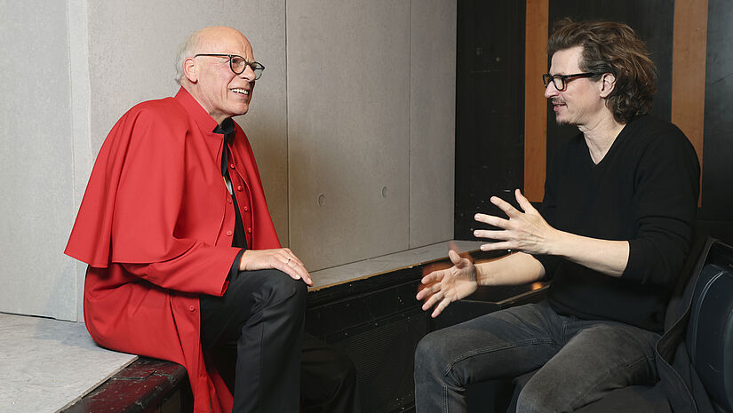 Gerhard Ulrich im Gespräch mit Regisseur Malte Kreutzfeldt im Schauspielhaus Kiel. 