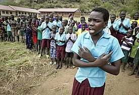Schüler bei Ikotos im Südsudan, nahe der Genze zu Uganda. Ein Jahr nach der Unabhängigkeit steckt das Land in einer tiefen Krise (c) epd-bild