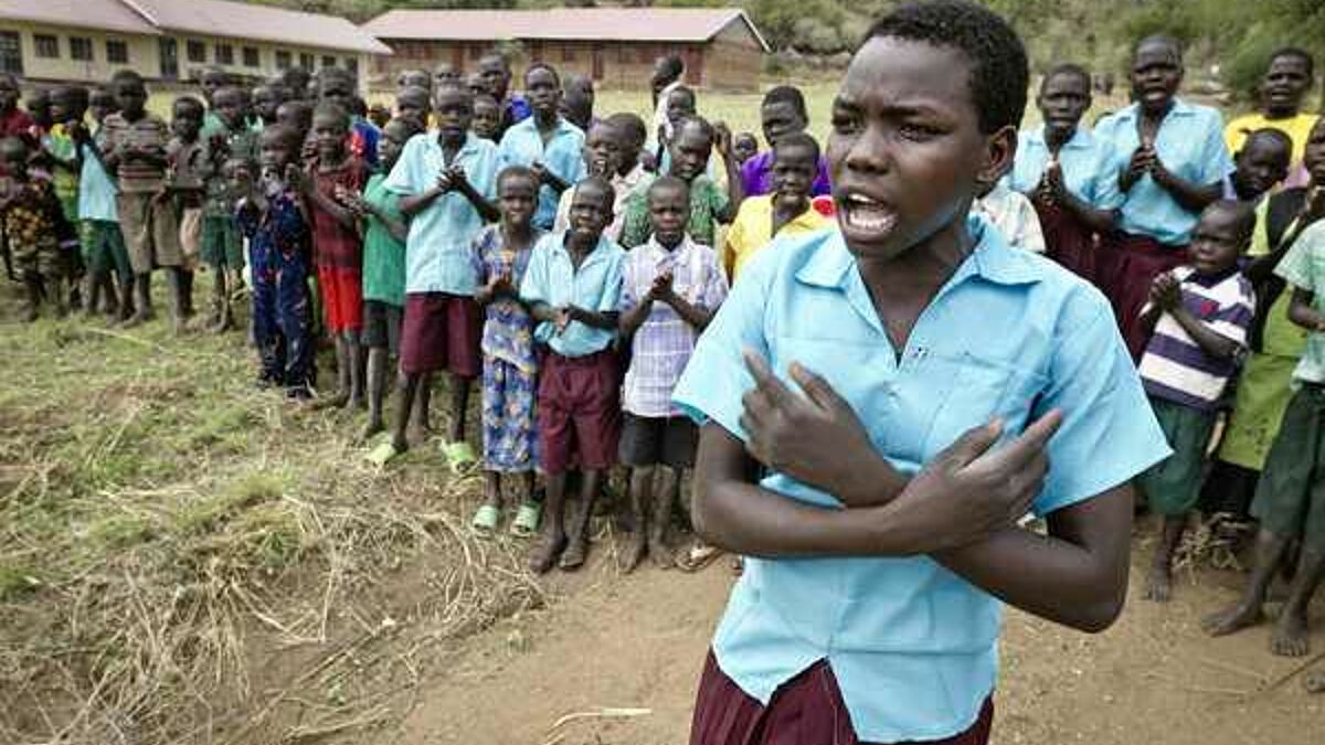 Schüler bei Ikotos im Südsudan, nahe der Genze zu Uganda. Ein Jahr nach der Unabhängigkeit steckt das Land in einer tiefen Krise, die Menschen leiden unter Armut, Hunger und Unruhen
