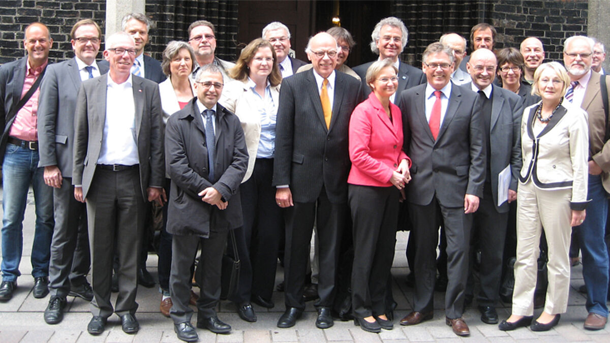 Teilnehmer und Teilnehmerinnen des Spitzengesprächs der norddeutschen Bischöfe und dem DGB Bezirk Nord vor dem Lübecker Rathaus