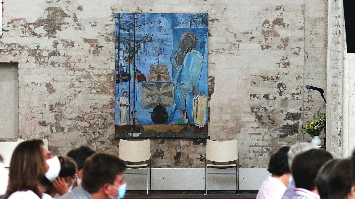 An der Wand in der Pilgerkapelle hängt ein großformatiges Bild der Künstlerin Sylvia Vandermeer: Zu sehen ist Birgitta von Schweden.