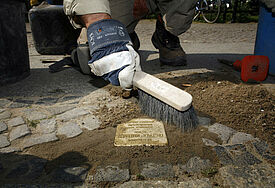 Verlegung eines "Stolpersteines" in Berlin