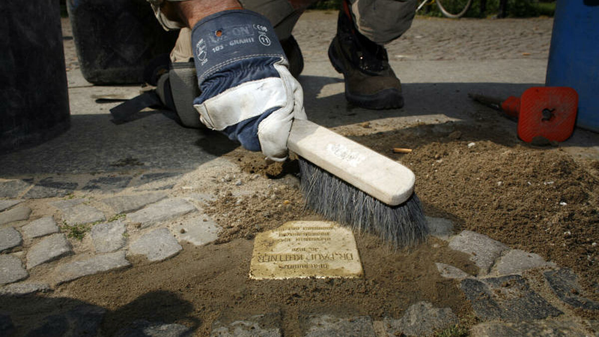Stolpersteine erinnern vielerorts an die Opfer nationalsozialistischer Gewalt (Symbolbild)