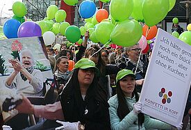 Mit Fotos und humorvollen Zitaten von Demenzkranken warben die Teilnehmer der "Konfetti-Parade" für offene Begegnungen