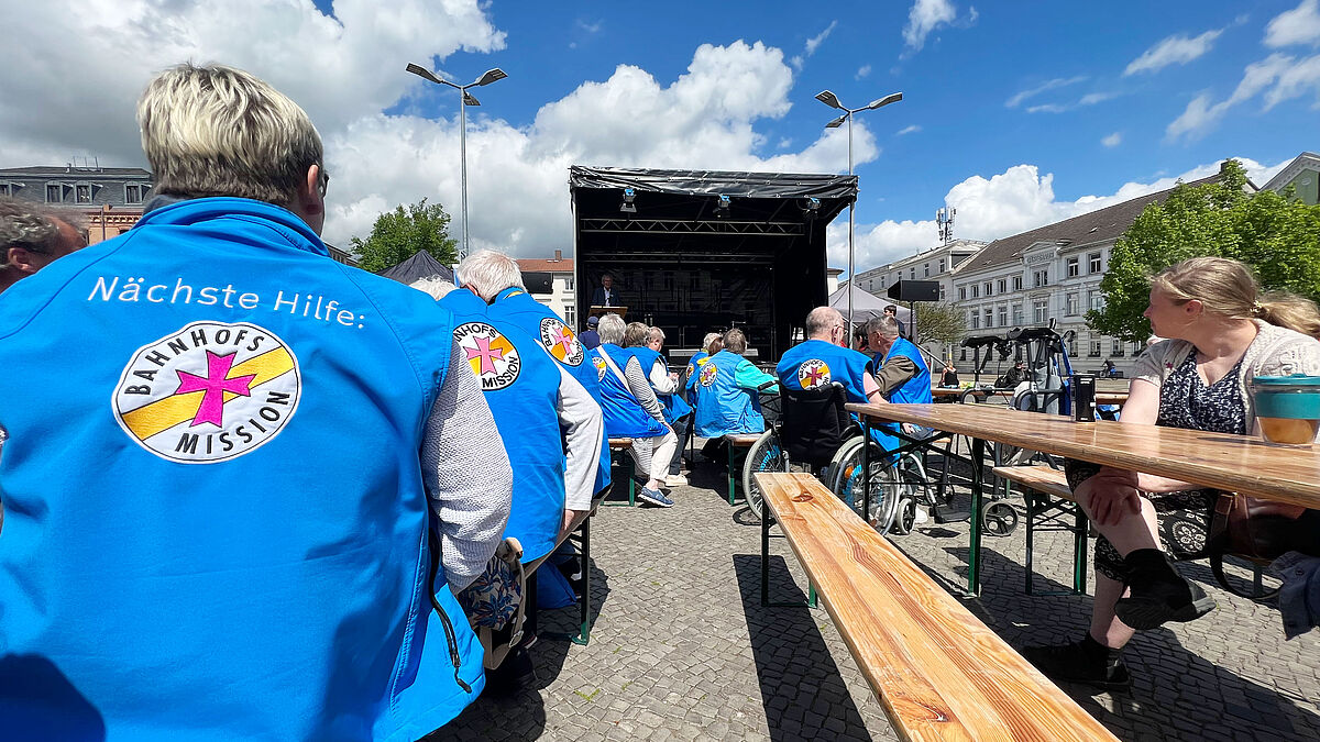 Viele Blauwesten beim Jahresfest der Bahnhofsmissionen der Nordkirche in Schwerin 2022. (Archiv) 