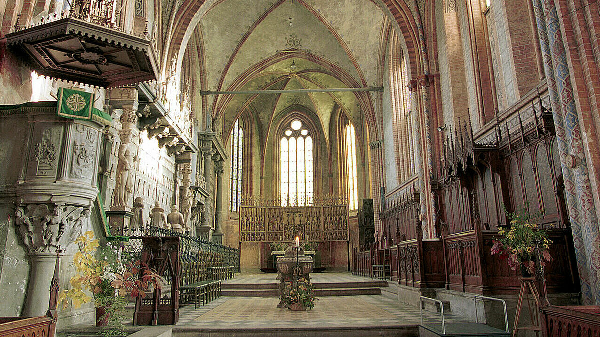 Blick in den Dom zu Güstrow: Kunstwerke des 15. und 16. Jahrhunderts sowie "der Schwebende" von Ernst Barlach sind hier zu bewundern.