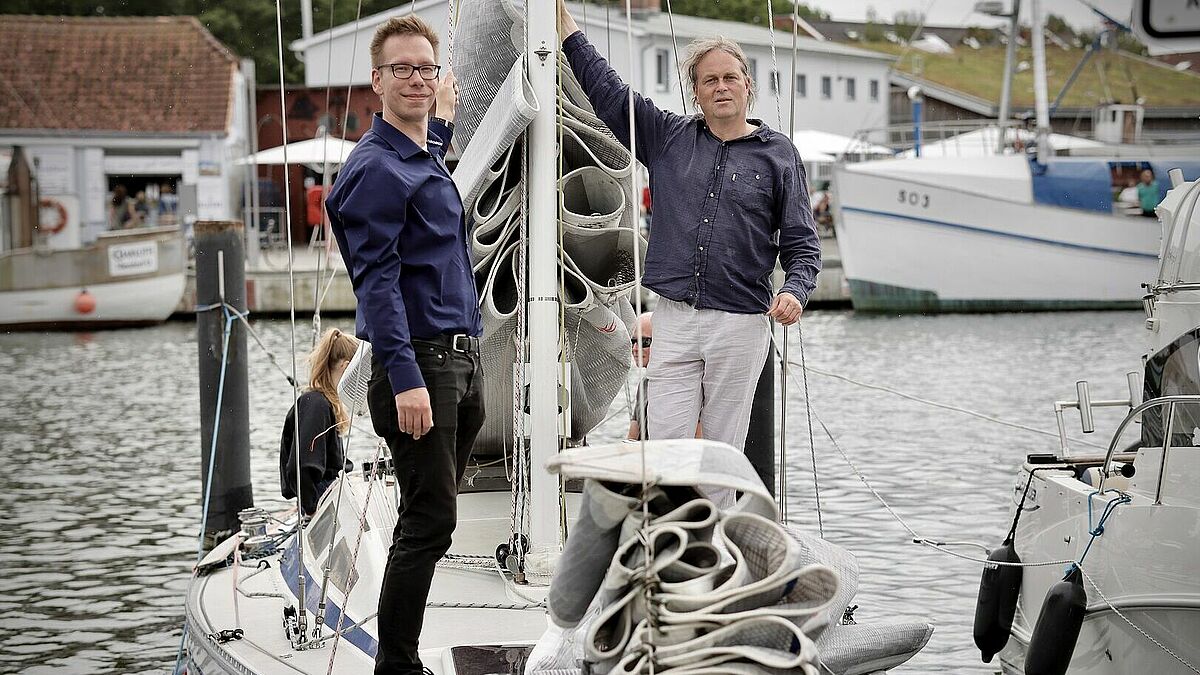 Vikar Jan Störtebeker (li.) und Pastor Johannes Höpfner bei den Dreharbeiten im Niendorfer Hafen.