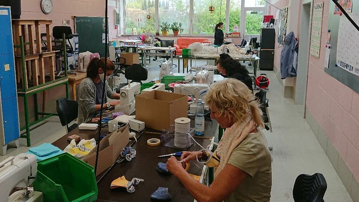 Maskenproduktion in den Stormarner Werstätten in Ahrensburg. (Die hier abgebildeten Personen sind keine Beschäftigten mit Behinderung, sondern Mitarbeitende, die während des Betretungsverbots der Beschäftigten im April auch Masken gefertigt haben.)
.
