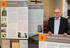 Dr. Stefan Holtmann, Pastor in der Heiligengeistgemeinde Kiel, zeigt die Karl-Barth-Ausstellung in der St. Ansgarkirche in Kiel, Foto: J. Schindler/Nordkirche